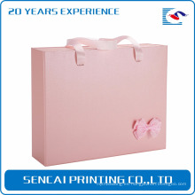 Caja de forma de libro rosa y rojo oscuro de Sencai con mango de lazo y cinta